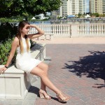 Asymetryczna biała sukienka – totalnie letni look
